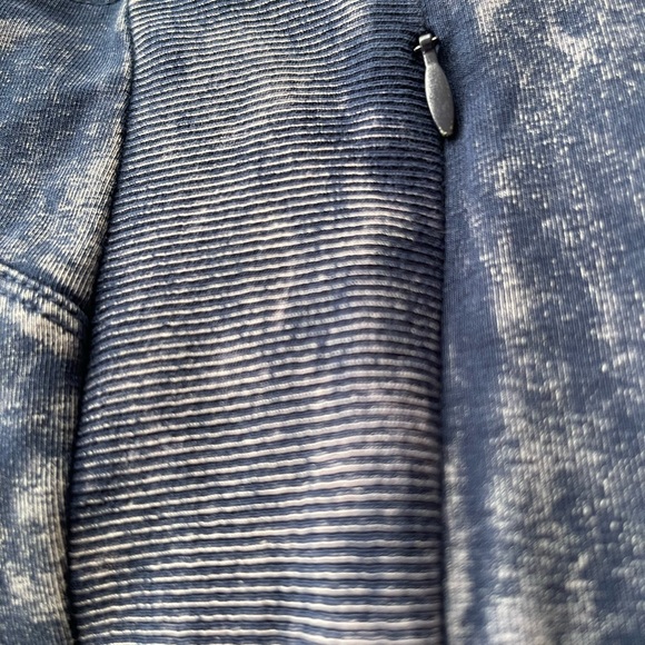 PINK Victoria's Secret blue mineral wash yoga pants, zipper pockets, size large - Picture 5 of 5